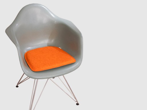 Sitzkissen-fuer-Eames-Armchair-aus-Filz-kuerbis