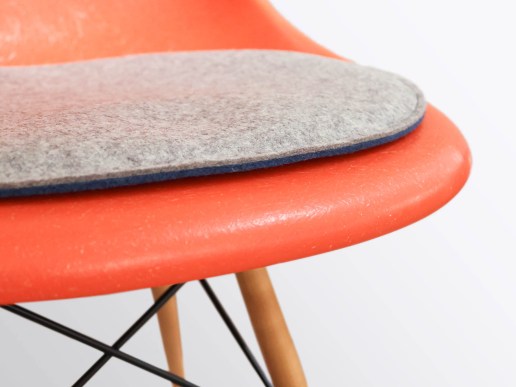 Sitzkissen-fuer-Eames-Sidechair-aus-Filz-grau-ozean