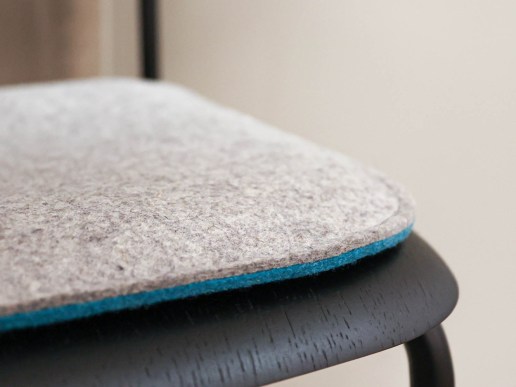 Sitzkissen-fuer-HAY-Soft-Edge-aus-Filz-lagune-grau-Wolle3