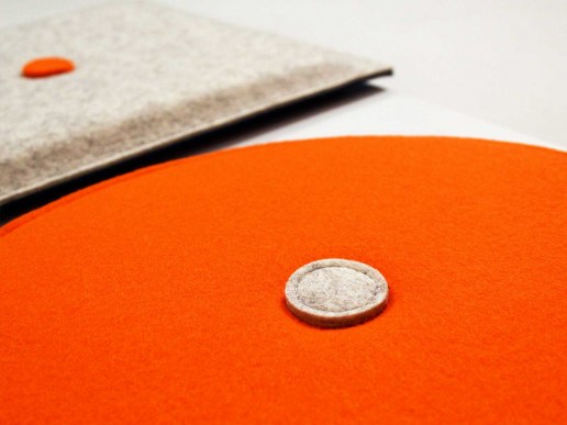 Sitzkissen-mit-Filzknopf-Polsterknopf-orange-wollweiss2