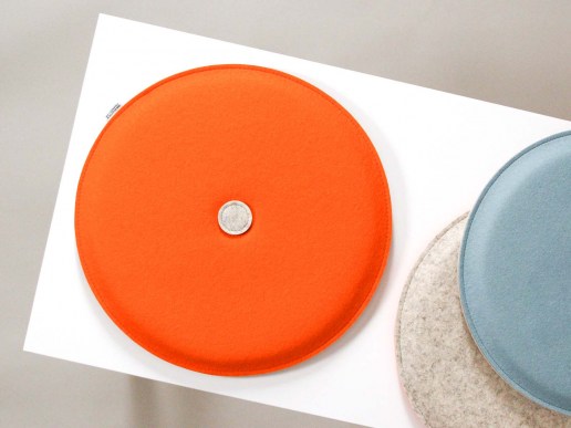 Sitzkissen-rund-Filz-mit-Dot-Polsterknopf-orange