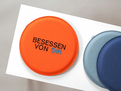 Sitzkissen-rund-aus-Filz-mit-Bessesen-und-Name