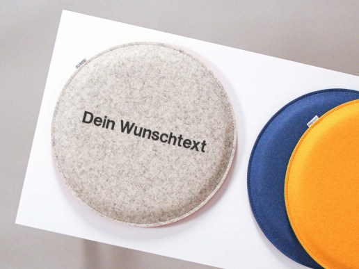 Sitzkissen-rund-aus-Filz-mit-individueller-Aufschrift