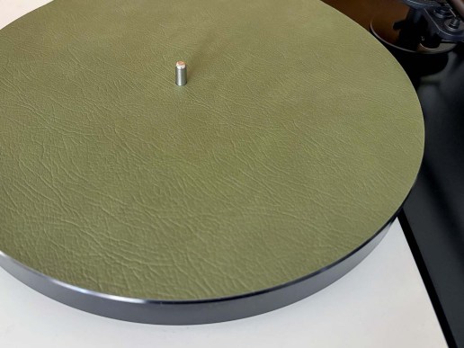 Slipmat-Plattenauflage-aus-recyceltem-Leder-schilf-gruen