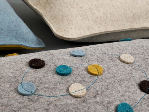 Sofakissen-Filz-Wolle-Dots-Spirale-Detail