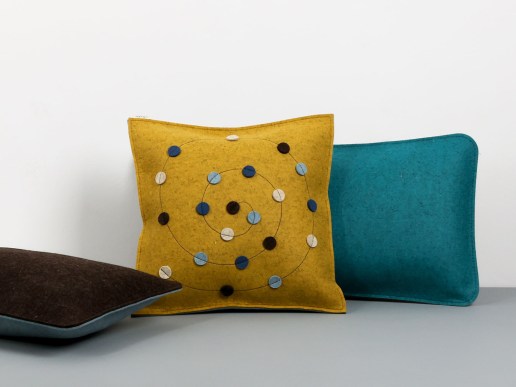 Sofakissen aus Filz in senf gelb und lagune blau mit individuellem Motiv Spirale und aufgenähte Dots