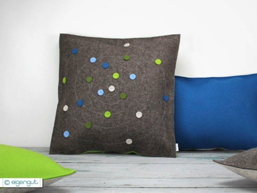 Sofakissen-Kissen-aus-Filz-Dots-Schnecke-Punkte
