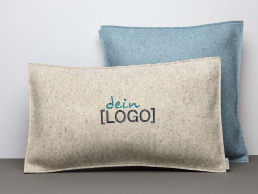 Sofakissen-aus-Filz-Wolle-mit-deinem-Logo-bestickt