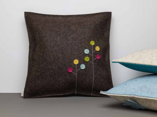 Sofakissen-aus-Natur-Filz-Dots-Blumen-bunt