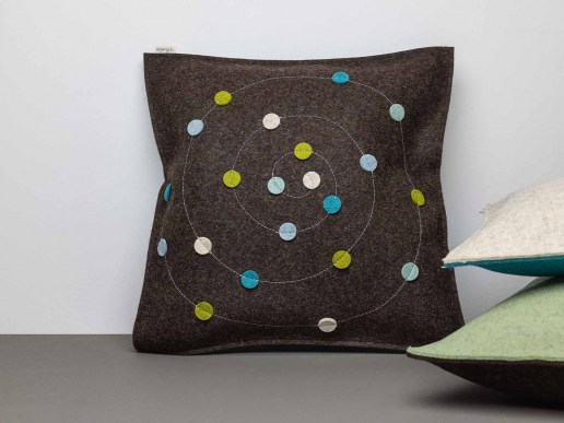 Sofakissen-aus-Natur-Filz-Dots-Spirale-bunt