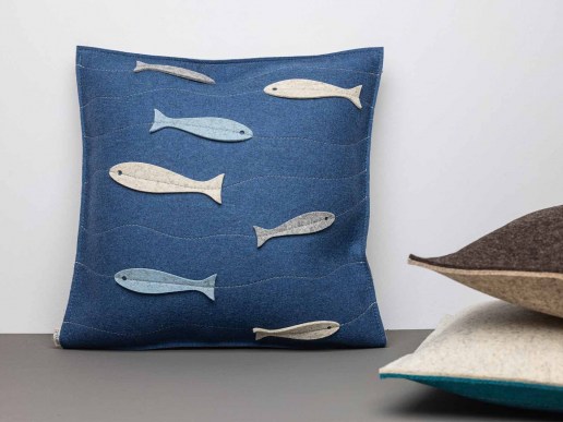Sofakissen aus Filz in ozean blau mit Fischen aus Filz in merinoweiß, himmel und grau