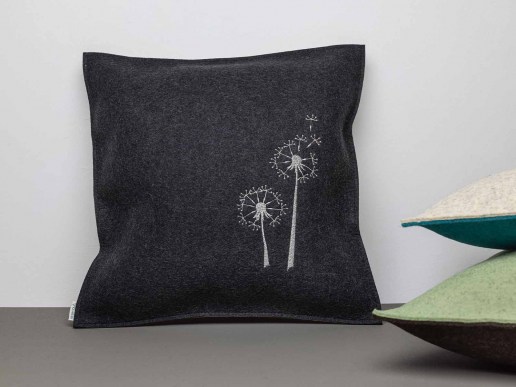 Sofakissen-aus-Natur-Filz-Motiv-Pusteblume