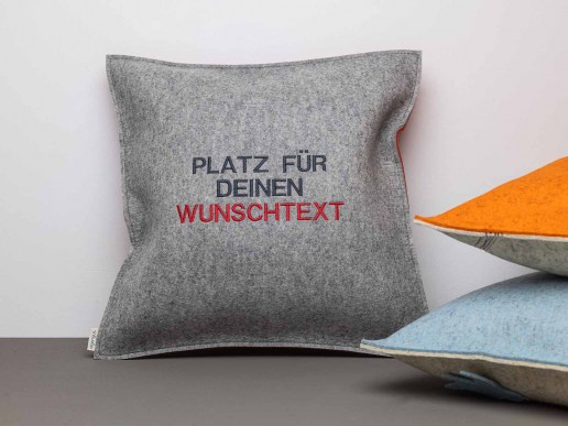 Sofakissen-aus-Natur-Filz-mit-Deinem-Wunschtext-bestickt