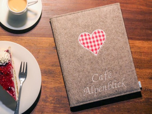 Speisekarte-aus-Filz-individuell-mit-Logo-bestickt-Alpenblick-023