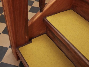 Stufenmatten-aus-Filz-Sonderform-Schablone-selbstklebend-Treppe-Teppich-Wolle