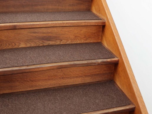 Stufenmatten-aus-Filz-selbstklebend-Treppe-Teppich-Wolle-jurabraun