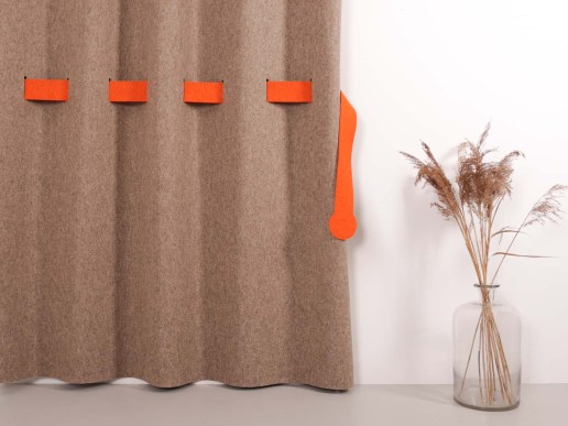 Thermovorhang-aus-Filz-mit-Filzband-raffen-beige-kuerbis