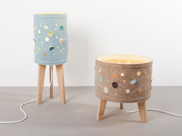 Tischlampe-Dreibein-Eiche-mit-Lampenschirm-aus-Filz-wave-dots7