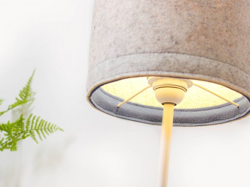 Tischlampe-Filz-Lampenschirm-jeansblau-Detail-Lampenfuss