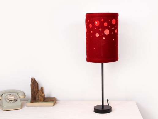 Tischlampe-Filz-mit-Stanzmuster-Dots-dunkelrot