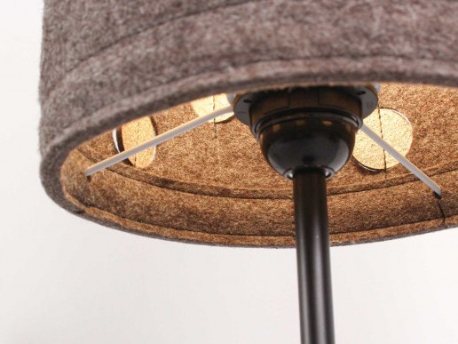 Tischlampe-aus-Filz-Metallfuss-gold-Konfetti-felt-design-02