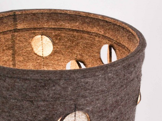 Tischlampe-aus-Filz-Metallfuss-gold-Konfetti-felt-design-03