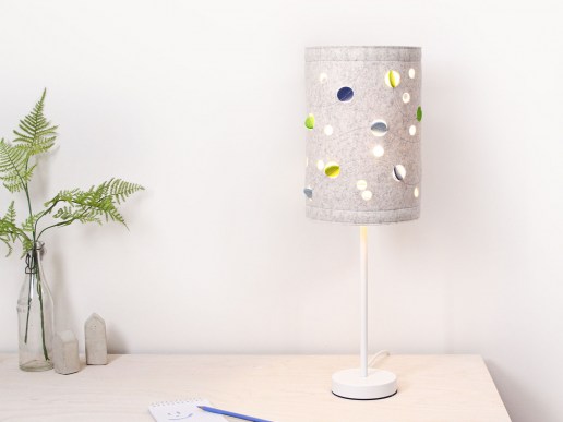 Tischlampe-mit-Filz-Lampenschirm-dots-Design-felt