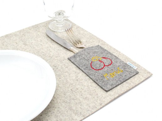 Tischset-aus-Filz-mit-Tasche-Weihnachtskugeln-und-Name-01