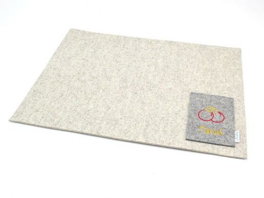 Tischset-aus-Filz-mit-Tasche-Weihnachtskugeln-und-Name-02