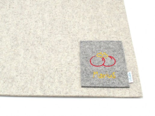 Tischset-aus-Filz-mit-Tasche-Weihnachtskugeln-und-Name-03
