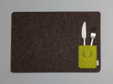 Tischset-aus-Filz-mit-Tasche-fuer-Besteck-Geweih-und-Name