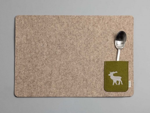Tischset-aus-Filz-mit-Tasche-fuer-Besteck-Motiv-Hirsch