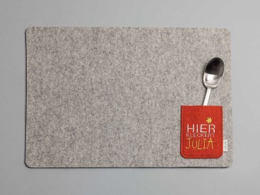Tischset-aus-Filz-mit-Tasche-fuer-Besteck-bestickt-Text-hier-kleckert-Wunschname