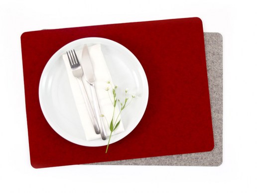 Tischset-aus-Filz-runde-Ecken-grau-dunkelrot-felt-design