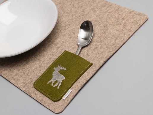 Tischset-aus-Natur-Filz-mit-Tasche-fuer-Besteck-Motiv-Hirsch