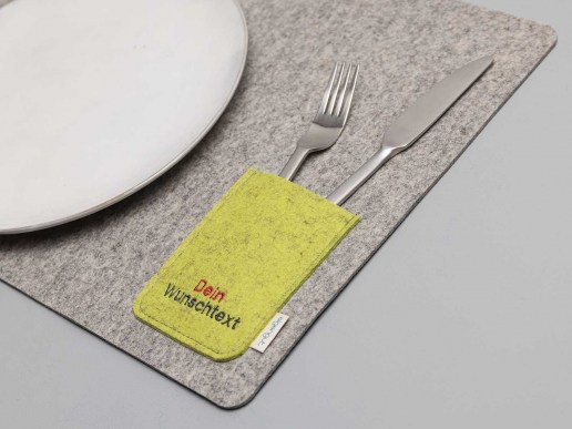 Tischset Filz grau mit Tasche limette für Besteck und Wunschtext bestickt