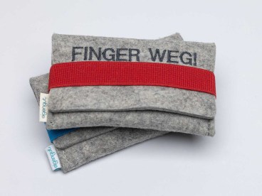Visitenkartentasche-Etui-aus-Filz-mit-Finger-weg-bestickt