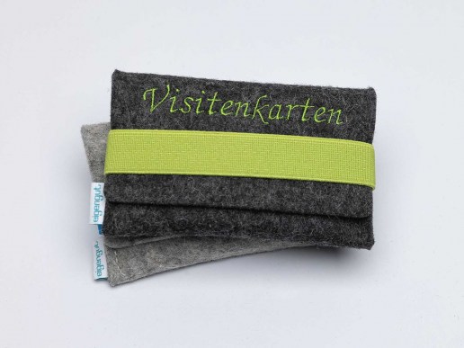 Visitenkartentasche-Etui-aus-Filz-mit-Text-bestickt