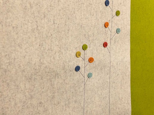 Vorhang-Filz-Natur-Wolle-mit-Dots-Blumen-Detailansicht