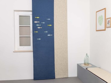 Vorhang-Filz-Natur-Wolle-mit-Muster-Fische-Raumteiler