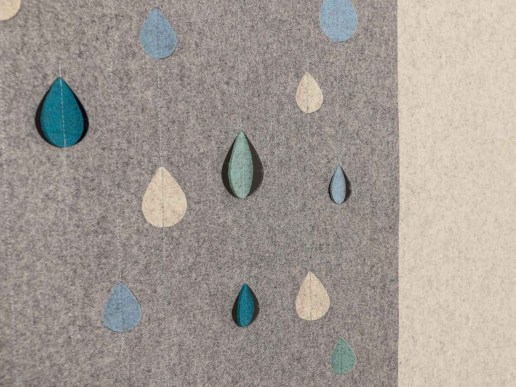 Vorhang-Filz-Natur-Wolle-mit-Muster-Tropfen-Regen-Detailansicht