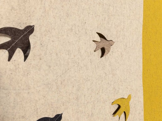 Vorhang-Filz-Natur-Wolle-mit-Schwalben-Muster-Detailansicht