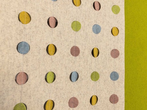 Vorhang-Filz-Natur-Wolle-mit-bunten-Dots-Konfetti-Detailansicht