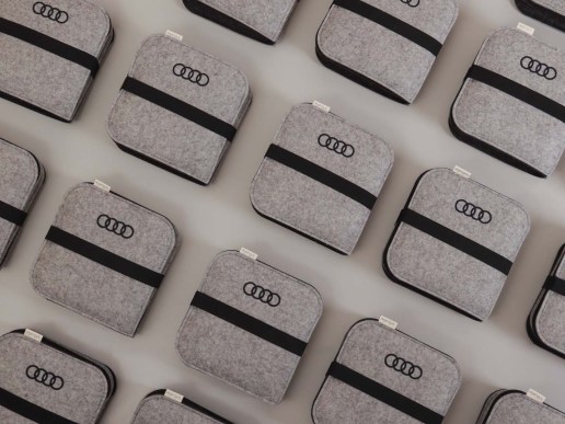 Wanderkissen-Faltkissen-Filz-mit-Logo-Bestickung-Audi