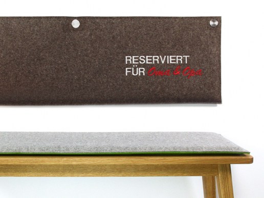 Wandkissen-aus-Filz-auf-Mass-mit-Oesen-aufhaegung-graubraun-mit-Text