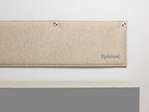 Wandkissen-nach-Mass-Natur-Filz-mit-individueller-Bestickung-Ruhebank