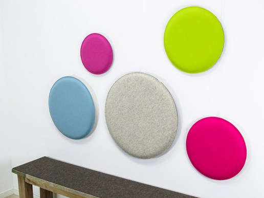 Wandkissen-rund-Dots-buntes-Rueckenkissen-aus-Filz-02