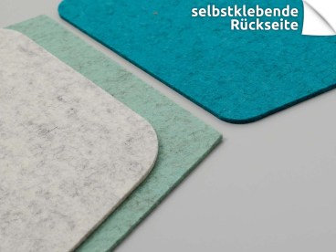 Trapezförmiges Sitzkissen aus Filz in verschiedenen Farben die auf einer Bank liegen