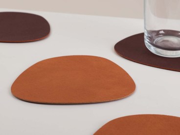 Untersetzer aus recyceltem Leder in organischer Form BRIX in verschiedenen Farben 
