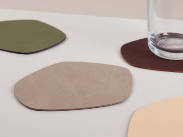 Untersetzer aus recyceltem Leder in natürlicher Form ORGANIC in verschiedenen Farben 